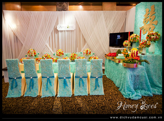 Toàn cảnh không gian lễ gia tiên với màu xanh bạc hà kết hợp hài hòa cùng nhiều gam màu tươi tắn.