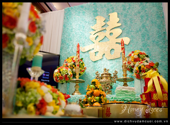 Phông trên bàn thờ tơ hồng cũng ton sur ton với màu xanh trang nhã.