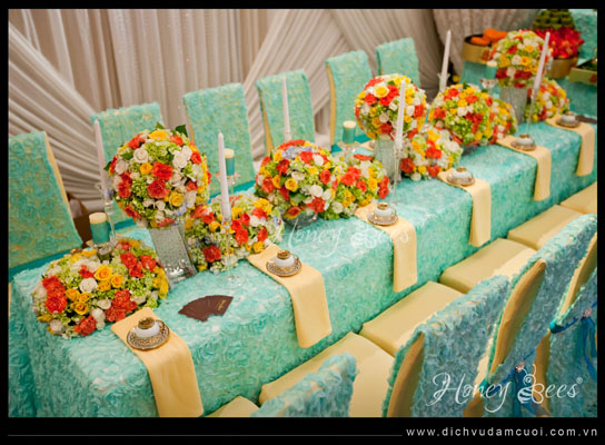 Khăn trải bàn và phông sử dụng chất liệu vải hoa hồng màu xanh bạc hà mang nét đẹp lộng lẫy, cổ điển, hòa quyện cùng không khí trẻ trung.