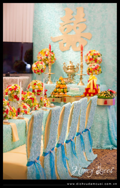 Từng chiếc áo ghế cũng được may bằng vải hoa hồng màu xanh và điểm thêm nơ ruy băng xanh đậm bắt mắt.