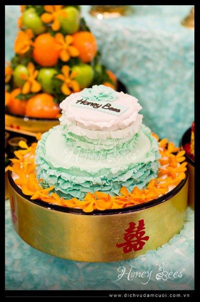 Bánh cưới cũng mang màu xanh bạc hà với sắc màu đổ càng làm làm lễ gia tiên trở nên độc đáo hơn.