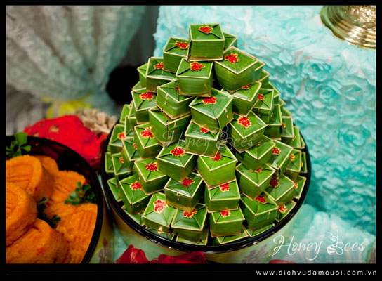 Ngoài các phụ kiện trang trí, bộ mâm quả cũng được chăm chút tỉ mỉ. Các mâm tráp đều mang màu vàng đồng, làm từ với chất liệu sơn mài lạ mắt.