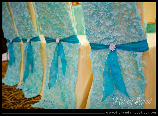 Chất liệu vải hoa hồng xuyên suốt trong cả buổi lễ gia tiên mang đến vẻ đẹp dịu dàng.