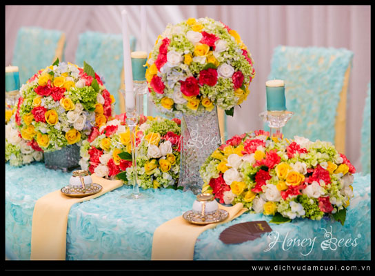 Hoa tươi kết hợp cùng nến tạo ra nét đẹp sang trọng, hoành tráng cho nghi lễ gia tiên.