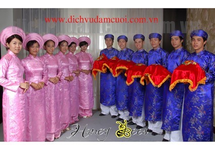Áo dài bưng quả hồng gấm và xanh rồng